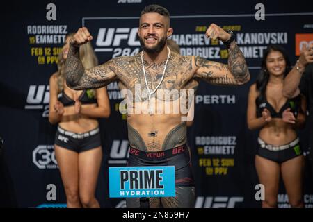 PERTH, AUSTRALIEN - FEBRUAR 11: JustinTafa wiegt mit 266 kg auf dem UFC 284 und wiegt vor seinem Kampf auf dem UFC 284: Makhatschow gegen Volkanovski in der RAC Arena am 12. Februar 2023 in Perth, Westaustralien, Australien. (Foto: Matt Davies/PxImages) Kredit: Px Images/Alamy Live News Stockfoto