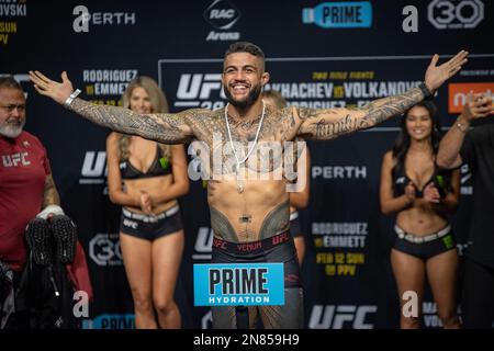 PERTH, AUSTRALIEN - FEBRUAR 11: JustinTafa wiegt mit 266 kg auf dem UFC 284 und wiegt vor seinem Kampf auf dem UFC 284: Makhatschow gegen Volkanovski in der RAC Arena am 12. Februar 2023 in Perth, Westaustralien, Australien. (Foto: Matt Davies/PxImages) Kredit: Px Images/Alamy Live News Stockfoto