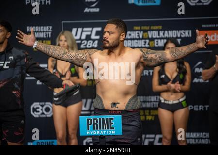 PERTH, AUSTRALIEN - FEBRUAR 11: JustinTafa wiegt mit 266 kg auf dem UFC 284 und wiegt vor seinem Kampf auf dem UFC 284: Makhatschow gegen Volkanovski in der RAC Arena am 12. Februar 2023 in Perth, Westaustralien, Australien. (Foto: Matt Davies/PxImages) Kredit: Px Images/Alamy Live News Stockfoto