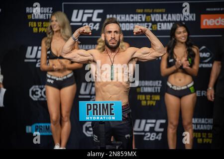 PERTH, AUSTRALIEN - 11. FEBRUAR: Shannon Ross wiegt mit 125,5 kg auf dem UFC 284 Wiege vor seinem Kampf auf dem UFC 284: Makhachev gegen Volkanovski in der RAC Arena am 12. Februar 2023 in Perth, Westaustralien, Australien. (Foto: Matt Davies/PxImages) Kredit: Px Images/Alamy Live News Stockfoto