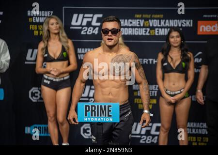 PERTH, AUSTRALIEN - 11. FEBRUAR: Francisco Prado wiegt mit 154,5 kg auf dem UFC 284 vor seinem Kampf auf dem UFC 284: Makhachev gegen Volkanovski in der RAC Arena am 12. Februar 2023 in Perth, Westaustralien, Australien. (Foto: Matt Davies/PxImages) Kredit: Px Images/Alamy Live News Stockfoto