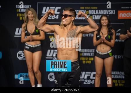 PERTH, AUSTRALIEN - 11. FEBRUAR: Francisco Prado wiegt mit 154,5 kg auf dem UFC 284 vor seinem Kampf auf dem UFC 284: Makhachev gegen Volkanovski in der RAC Arena am 12. Februar 2023 in Perth, Westaustralien, Australien. (Foto: Matt Davies/PxImages) Kredit: Px Images/Alamy Live News Stockfoto