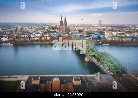 Köln aus der Vogelperspektive mit Dom und Hohenzollerbrücke - Köln, Deutschland Stockfoto