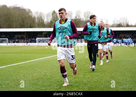 Jason Knight (links) von Derby County wärmt sich vor dem Spiel der Sky Bet League One im Adams Park, Wycombe, auf. Foto: Samstag, 11. Februar 2023. Stockfoto