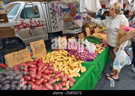 Kartoffeln stehen auf dem Farmers Market an der Arizona Avenue in Santa Monica, Kalifornien Stockfoto