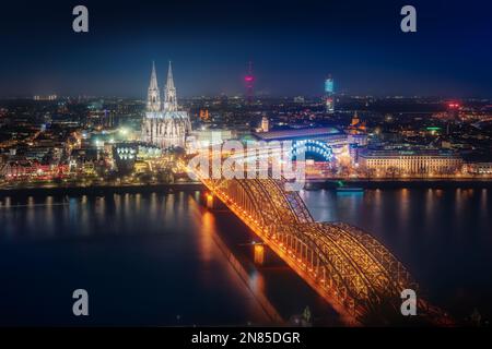Köln aus der Vogelperspektive bei Nacht mit Dom und Hohenzollerbrücke - Köln, Deutschland Stockfoto
