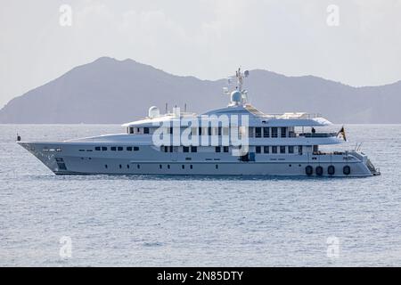 Mega Yachts vor Anker in Indian Bay, Saint Vincent und den Grenadinen Stockfoto