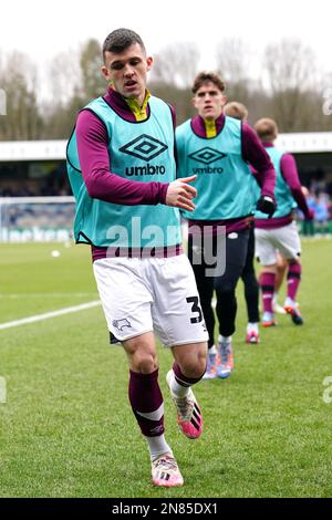 Jason Knight (links) von Derby County wärmt sich vor dem Spiel der Sky Bet League One im Adams Park, Wycombe, auf. Foto: Samstag, 11. Februar 2023. Stockfoto