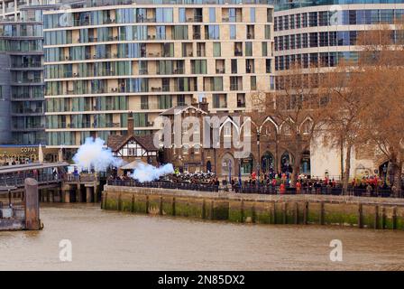 21 Gun Salute zu Ehren des Todes von Prinz Philip, dem Herzog von Edinbugh. Tower of London, Vereinigtes Königreich, 10. April 2021 Stockfoto