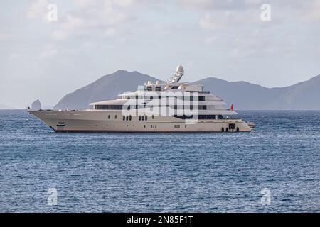 Mega Yachts vor Anker in Indian Bay, Saint Vincent und den Grenadinen Stockfoto