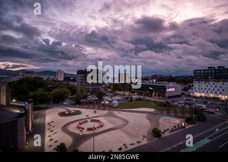 Christchurch, Neuseeland - Dezember 24. 2022: Sonnenuntergang über einem Park in der Stadt Christchurch auf der Südinsel Neuseelands Stockfoto