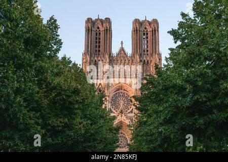 Die Westfassade von Notre-Dame de Reoms (Unsere Lieben Frau von Reims) mit den beiden Türmen, Frankreich Stockfoto