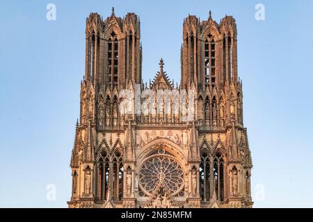 Die Westfassade von Notre-Dame de Reoms (Unsere Lieben Frau von Reims) mit den beiden Türmen, Frankreich Stockfoto