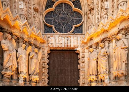 Details der Westfassade und eines ihrer Portale der Kathedrale von Reims, Reims, Frankreich Stockfoto