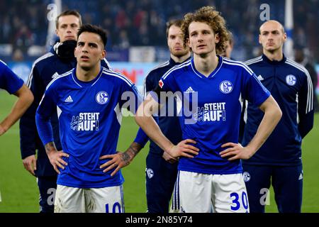 Gelsenkirchen, Deutschland. 10. Februar 2023. Rodrigo ZALAZAR (L., GE) und Alex KRAL (GE) sind enttäuscht nach dem Spiel vor den Fans, Fußball 1. Bundesliga, Spieltag 20., FC Schalke 04 (GE) - VFL Wolfsburg (WOB) 0:0 auf 10,02. 2023 in Gelsenkirchen/Deutschland. Kredit: dpa/Alamy Live News Kredit: dpa Picture Alliance/Alamy Live News Stockfoto