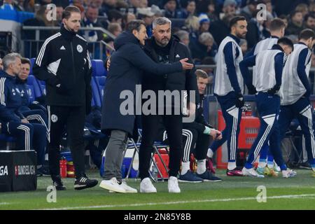 Gelsenkirchen, Deutschland. 10. Februar 2023. Coach Niko KOVAC (Left, WOB) spricht mit Coach Thomas REIS (GE), Talking, Discussion, Soccer 1. Bundesliga, 20. Matchday, FC Schalke 04 (GE) - VFL Wolfsburg (WOB) 0:0 am 02/10/2023 in Gelsenkirchen/Deutschland. Kredit: dpa/Alamy Live News Kredit: dpa Picture Alliance/Alamy Live News Stockfoto