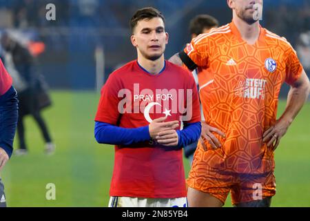 Gelsenkirchen, Deutschland. 10. Februar 2023. Mehmet Can AYDIN (GE) trägt ein T-Shirt zum Gedenken an die Erdbebenopfer in der Türkei und Syrien, Fußball 1. Bundesliga, 20. Spieltag, FC Schalke 04 (GE) - VFL Wolfsburg (WOB) 0:0 am 02. Oktober 10/2023 in Gelsenkirchen/Deutschland. Kredit: dpa/Alamy Live News Kredit: dpa Picture Alliance/Alamy Live News Stockfoto