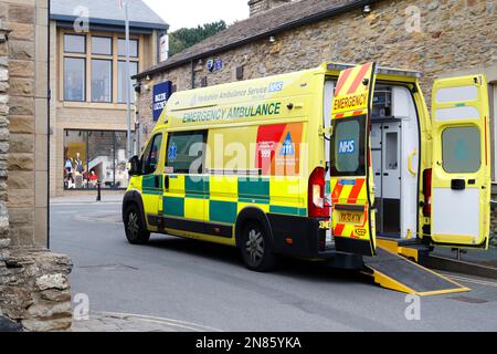 NHS-Krankenwagen auf einen Anruf in der Stadt Skipton in North Yorkshire Stockfoto