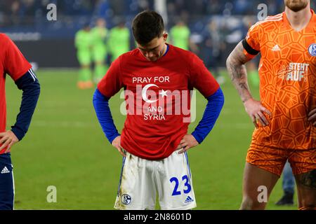 Gelsenkirchen, Deutschland. 10. Februar 2023. Mehmet Can AYDIN (GE) trägt ein T-Shirt zum Gedenken an die Erdbebenopfer in der Türkei und Syrien, Fußball 1. Bundesliga, 20. Spieltag, FC Schalke 04 (GE) - VFL Wolfsburg (WOB) 0:0 am 02. Oktober 10/2023 in Gelsenkirchen/Deutschland. Kredit: dpa/Alamy Live News Kredit: dpa Picture Alliance/Alamy Live News Stockfoto