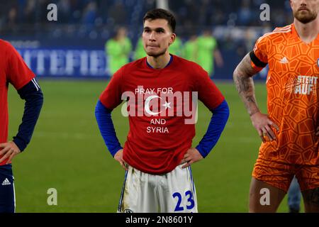 Gelsenkirchen, Deutschland. 10. Februar 2023. Mehmet Can AYDIN (GE) trägt ein T-Shirt zum Gedenken an die Erdbebenopfer in der Türkei und Syrien, Fußball 1. Bundesliga, 20. Spieltag, FC Schalke 04 (GE) - VFL Wolfsburg (WOB) 0:0 am 02. Oktober 10/2023 in Gelsenkirchen/Deutschland. Kredit: dpa/Alamy Live News Kredit: dpa Picture Alliance/Alamy Live News Stockfoto