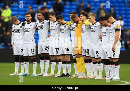 Middlesbrough-Spieler halten vor dem Sky Bet Championship-Spiel im Cardiff City Stadium in Cardiff eine Schweigeminute für die Opfer des Erdbebens in der Türkei und Syrien ein. Foto: Samstag, 11. Februar 2023. Stockfoto