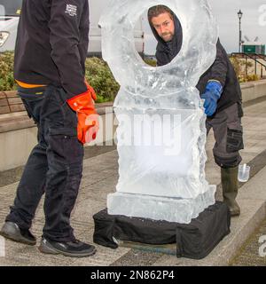 Lytham St. Annes, Lancashire. 11. Februar 2023, Eisskulpturenfestival. Fantastische Eisskulpturen in Lythams verlorenen Betonmuscheltanks, Eisskulpturen der Gletscherkunst schnitzen Tiere, Figuren und mystische Kreaturen und Designs aus riesigen Eisblöcken. Stockfoto