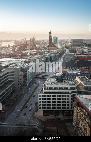 Hamburg aus der Vogelperspektive mit St. Michaels-Kirche - Hamburg, Deutschland Stockfoto