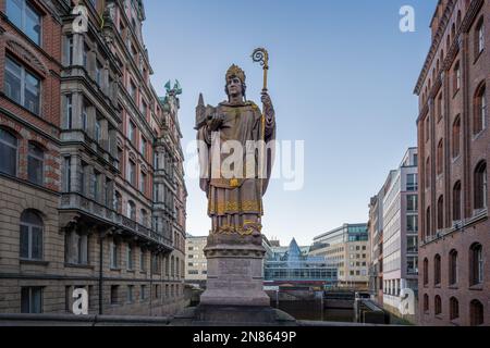 Saint-Ansgar-Statue an der Trostbrücke - Hamburg, Deutschland Stockfoto