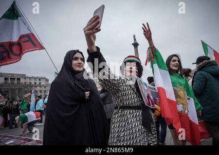 London, Großbritannien. 11. Februar 2023. Die Briten und Iraner versammeln sich am Trafalgar Square und setzen ihre Protestaktion seit dem Tod von Mahsa Amini fort und fordern ein Ende des gegenwärtigen islamischen Regimes im Iran. Die 22-jährige kurdische Mahsa Amini wurde drei Tage nach ihrer Verhaftung in der iranischen Hauptstadt für tot erklärt, weil sie das Hidschab-Kopftuch auf „unangemessene“ Weise trug. Kredit: Guy Corbishley/Alamy Live News Stockfoto