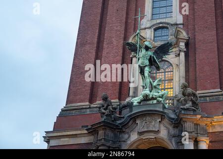 St. Michael Victory über die Teufelsskulptur in St. Michael Church Fassade - Hamburg, Deutschland Stockfoto