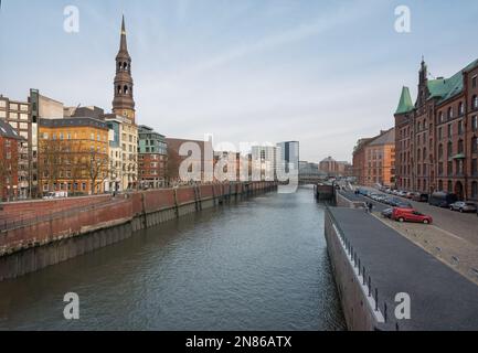 Zollkanalkanal in Speicherstadt und Hamburger Skyline mit St. Katharinenkirche - Hamburg, Deutschland Stockfoto