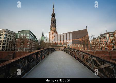 St. Katharinenkirche und Jungfernbrücke - Hamburg, Deutschland Stockfoto