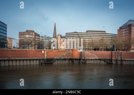 Hamburger Skyline aus dem Lagerbezirk Speicherstadt mit Chilehaus und St. James Church - Hamburg, Deutschland Stockfoto