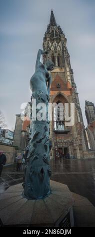 Angel on Earth Skulptur von Edith Breckwoldt in St. Nicholaskirche - Hamburg, Deutschland Stockfoto