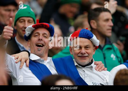 Dublin, Irland. 11. Februar 2023. 11. Februar 2023; Aviva Stadium, Dublin, Irland: Six Nations International Rugby, Irland gegen Frankreich; Ein französischer Fans mit einem Berets Credit: Action Plus Sports Images/Alamy Live News Stockfoto