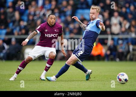 Nathaniel Mendez-Laing (links) im Derby County und Jack Grimmer von Wycombe Wanderers kämpfen während des Spiels Sky Bet League One im Adams Park, Wycombe, um den Ball. Foto: Samstag, 11. Februar 2023. Stockfoto