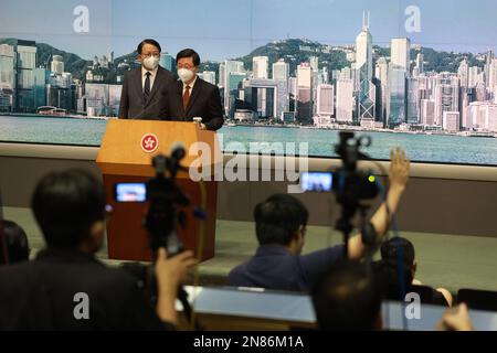 Chief Secretary Eric Chan Kwok-KI (L) und Chief Executive John Lee Ka-chiu (R) treffen die Medien in den Büros der Zentralregierung, Tamar. 01SEP22. SCMP/May Tse Stockfoto