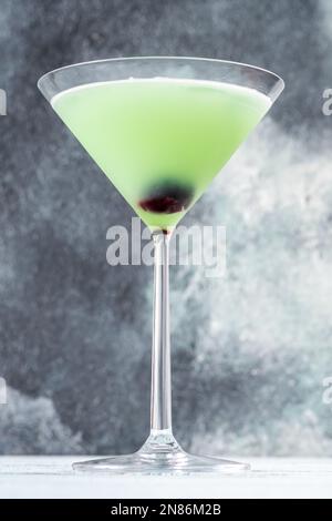 Japanischer Slipper-Cocktail in martini-Glas, garniert mit Kirsche Stockfoto