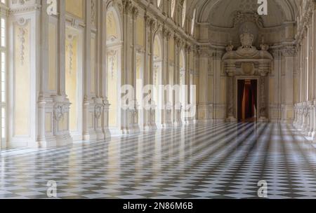 Die große Halle im Palast von Venaria - architektonisches Meisterwerk des 18. Jahrhunderts - Venaria reale, Turin, Piemont, Norditalien, Europa - Stockfoto