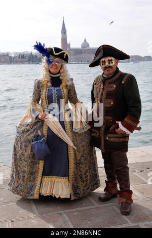 Venedig, Italien. 11. Februar 2023 Reveller tragen traditionelle Karnevalskostüme und -Masken, zusammen mit Touristen strömen nach Venedig, um den Karneval in Venedig zu besuchen. Kredit: Carolyn Jenkins/Alamy Live News Stockfoto