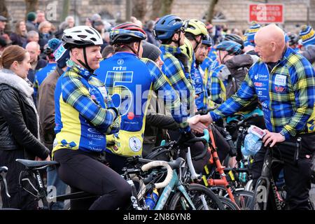 Edinburgh, Schottland, Großbritannien. 11. Februar 2023 Doddie Weir Aid Foundation sammelt Geld für MND-Forschung. Radfahrer halten am Charlotte Square auf einer 555 km langen Strecke über 3 Tage, beginnend am Principality Stadium Cardiff am Donnerstagmorgen und endet heute im Murrayfield Stadium Edinburgh und liefern den Spielball für das heutige Six Nations-Spiel zwischen Schottland und Wales. Kredit: Craig Brown/Alamy Live News Stockfoto