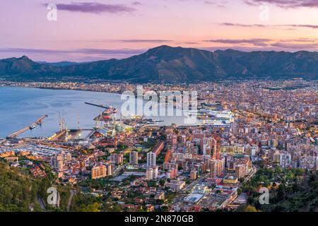 Die Skyline von Palermo, Italien, über dem Hafen in der Abenddämmerung. Stockfoto