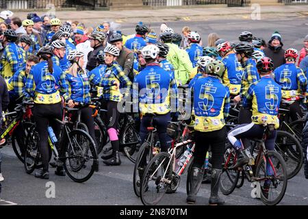 Edinburgh, Schottland, Großbritannien. 11. Februar 2023 Doddie Weir Aid Foundation sammelt Geld für MND-Forschung. Radfahrer halten am Charlotte Square auf einer 555 km langen Strecke über 3 Tage, beginnend am Principality Stadium Cardiff am Donnerstagmorgen und endet heute im Murrayfield Stadium Edinburgh und liefern den Spielball für das heutige Six Nations-Spiel zwischen Schottland und Wales. Kredit: Craig Brown/Alamy Live News Stockfoto