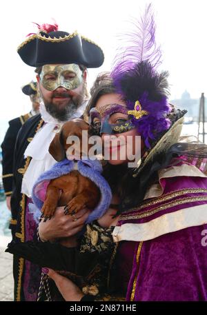 Venedig, Italien. 11. Februar 2023 Reveller tragen traditionelle Karnevalskostüme und -Masken, zusammen mit Touristen strömen nach Venedig, um den Karneval in Venedig zu besuchen. Kredit: Carolyn Jenkins/Alamy Live News Stockfoto