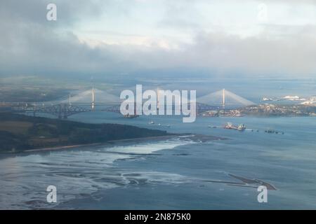 Forth Bridge, Firth of Forth, North Queensferry, Schottland, Großbritannien. 11. Februar 2022. Zugverbindungen aufgrund eines Defekts an der Forth Bridge, der den Reiseverkehr für Six Nations in Edinburgh störte, stark gestört. Gutschrift: Kay Roxby/Alamy Live News Stockfoto