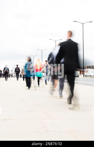 Bild von Menschenmassen von Pendlern, die über eine Brücke in London, Großbritannien, laufen Stockfoto