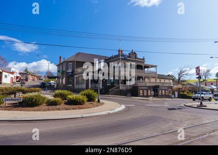 DELORAINE, AUSTRALIEN - SEPTEMBER 12 2022: Die ländliche historische Stadt Deloraine an einem kalten Frühlingstag in der Nähe von Launceston in Tasmanien, Australien Stockfoto