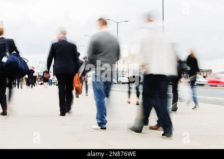 Bild von Menschenmassen von Pendlern, die über eine Brücke in London, Großbritannien, laufen Stockfoto