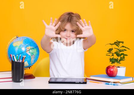 Hör auf, mich zu schikanieren Traurige und wütende Schülerin. Nerd-Schüler isoliert im Studiohintergrund. Kluges Kind aus der Grundschule mit Buch. Kluges Genie Stockfoto