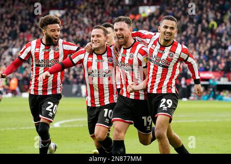 Der Jack Robinson von Sheffield United feiert das zweite Tor seiner Seite während des Sky Bet Championship-Spiels in Bramall Lane, Sheffield. Foto: Samstag, 11. Februar 2023. Stockfoto